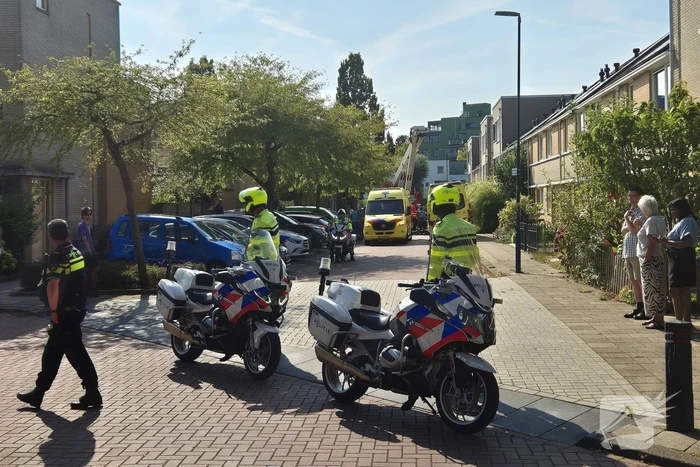 Patiënt onder politie en trauma-arts naar ziekenhuis begeleid
