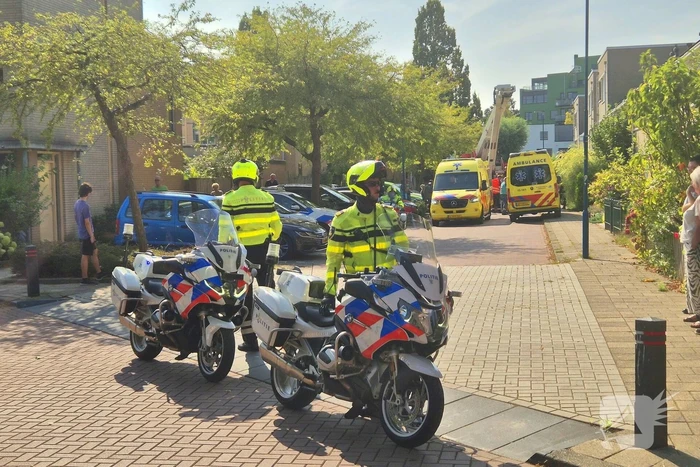 Patiënt onder politie en trauma-arts naar ziekenhuis begeleid