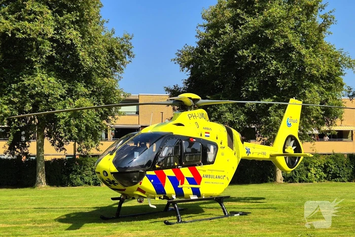 Patiënt onder politie en trauma-arts naar ziekenhuis begeleid