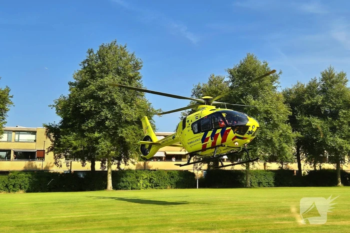 Patiënt onder politie en trauma-arts naar ziekenhuis begeleid