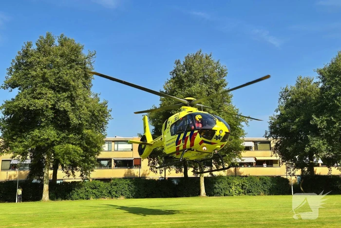 Patiënt onder politie en trauma-arts naar ziekenhuis begeleid