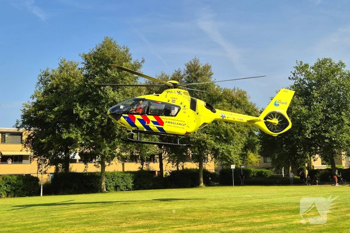 Patiënt onder politie en trauma-arts naar ziekenhuis begeleid