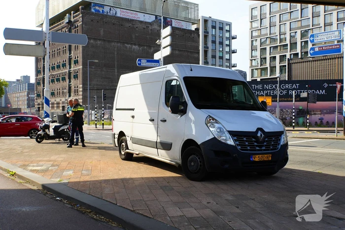 Bezorger gewond bij botsing met bestelbus