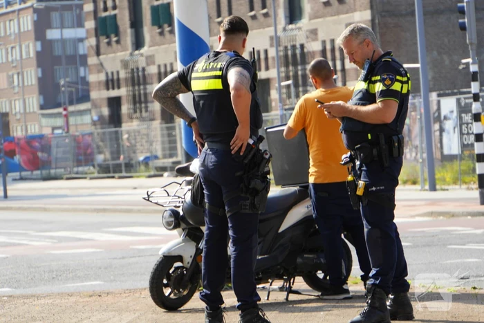 Bezorger gewond bij botsing met bestelbus