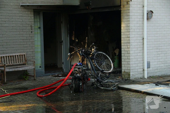 Flinke schade aan garage door scooterbrand