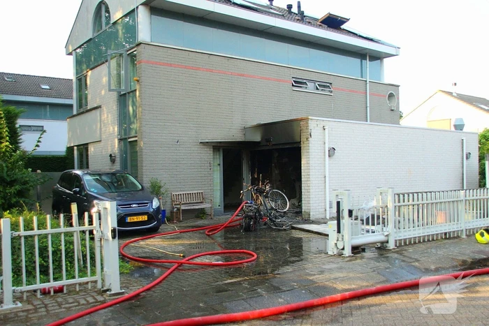 Flinke schade aan garage door scooterbrand