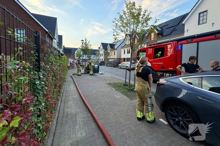 Brandweer dooft brand in ondergrondse vuilcontainer