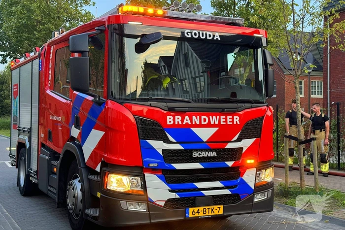 Brandweer dooft brand in ondergrondse vuilcontainer
