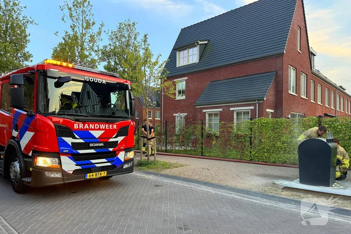 Brandweer dooft brand in ondergrondse vuilcontainer