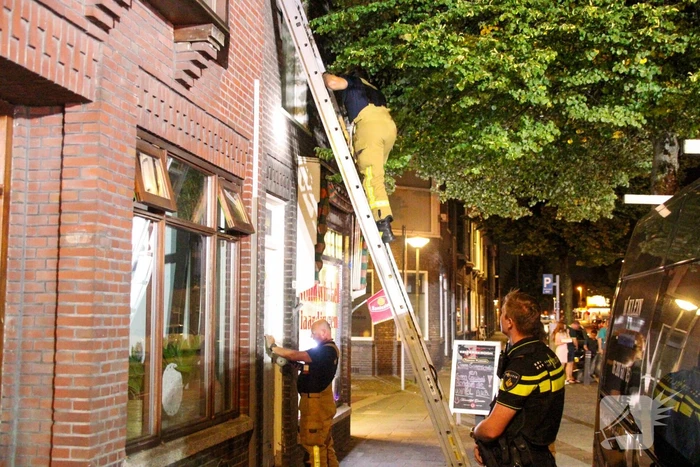 Brandweer op onderzoek uit na vreemde lucht in woning