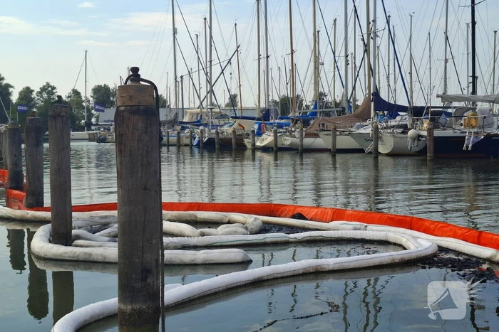 Oliescherm geplaatst na brand op recreatievaartuig