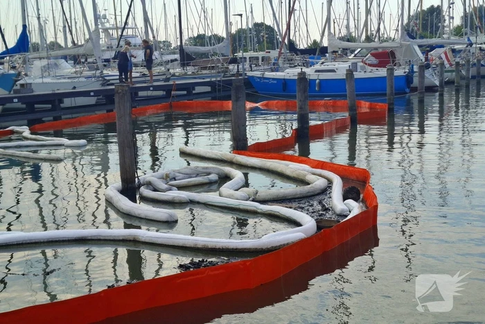 Oliescherm geplaatst na brand op recreatievaartuig