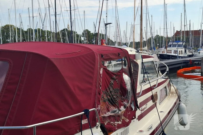 Oliescherm geplaatst na brand op recreatievaartuig