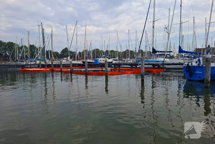 Oliescherm geplaatst na brand op recreatievaartuig