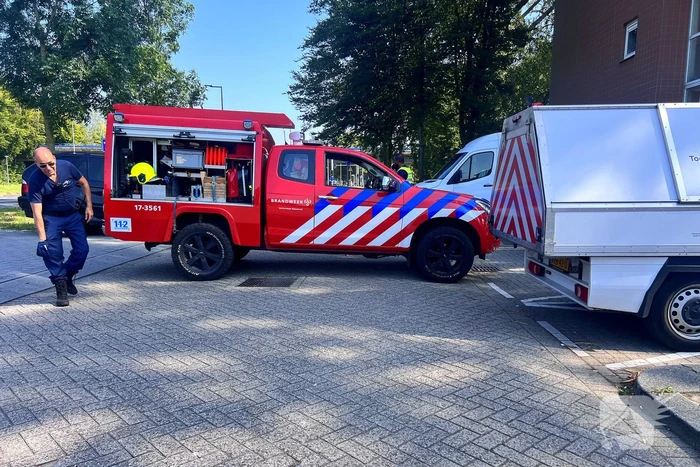 Bestuurder blust brand onder motorkap