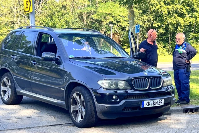 Bestuurder blust brand onder motorkap