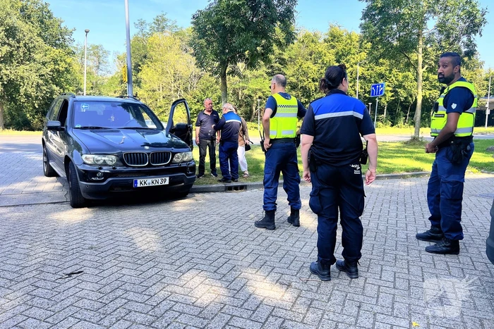 Bestuurder blust brand onder motorkap
