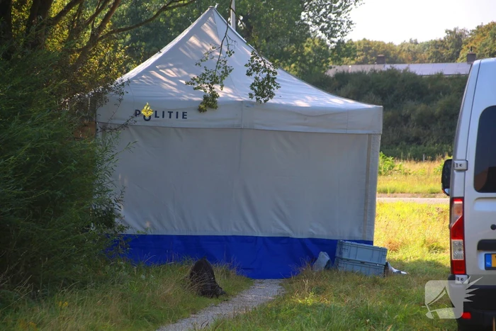 Overleden vrouw op afgelegen plek aangetroffen