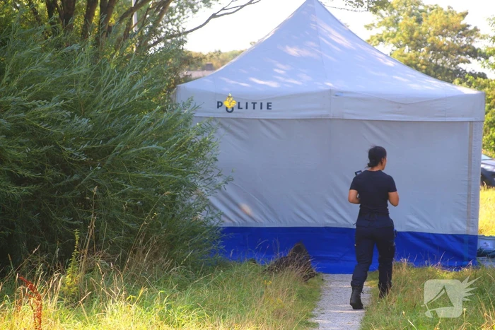 Overleden vrouw op afgelegen plek aangetroffen