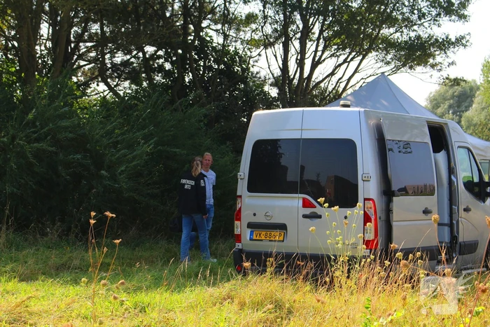 Overleden vrouw op afgelegen plek aangetroffen