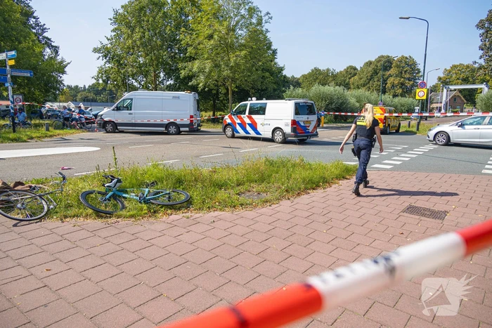 Twee fietsers botsen op elkaar