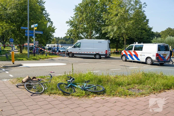 Twee fietsers botsen op elkaar