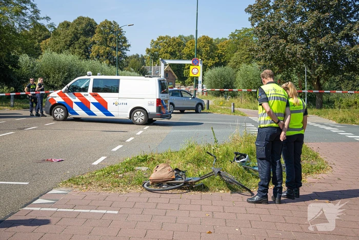 Twee fietsers botsen op elkaar