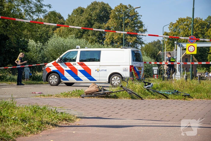 Twee fietsers botsen op elkaar