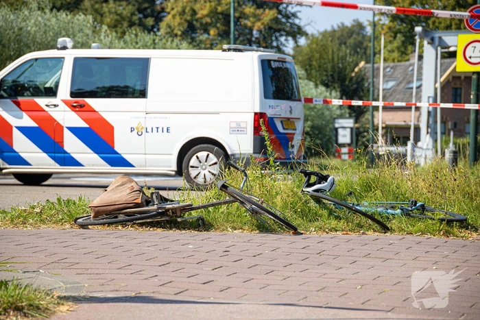 Twee fietsers botsen op elkaar