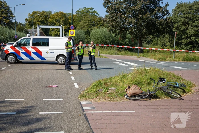 Twee fietsers botsen op elkaar