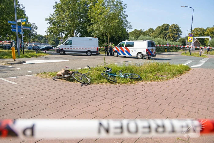 Twee fietsers botsen op elkaar