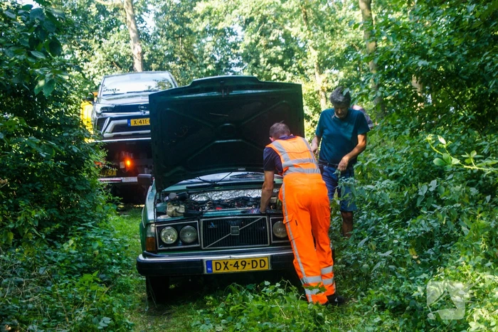 Kinderen ontdekken te water geraakte oude volvo