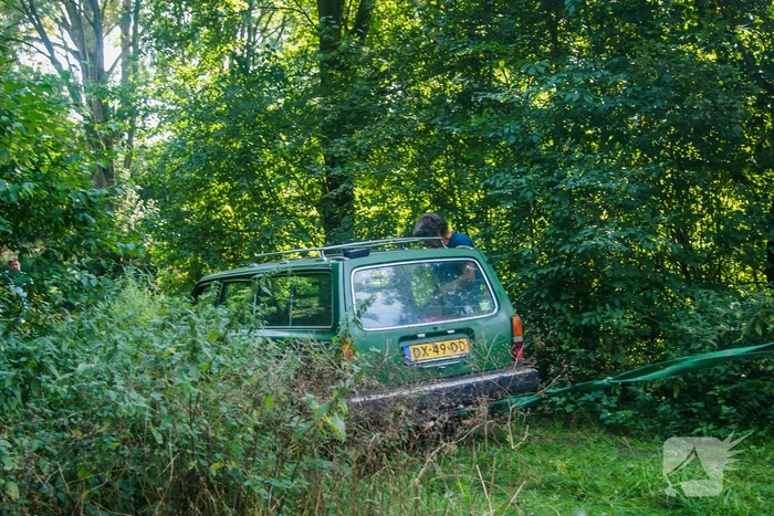 Kinderen ontdekken te water geraakte oude volvo