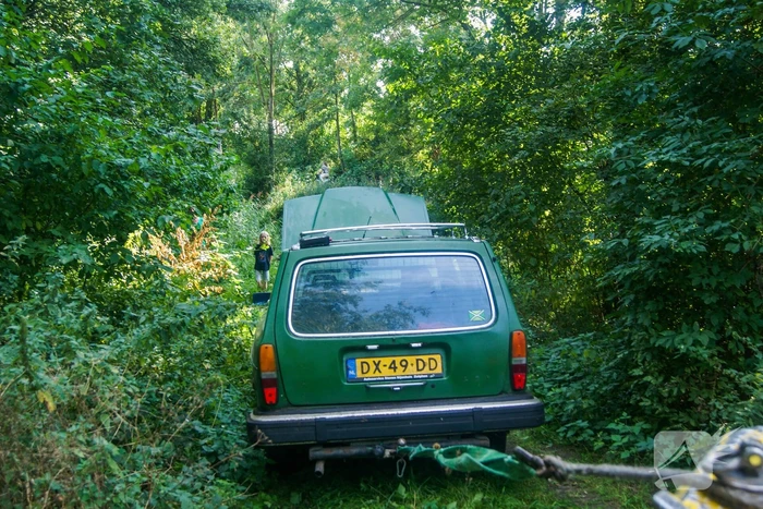 Kinderen ontdekken te water geraakte oude volvo