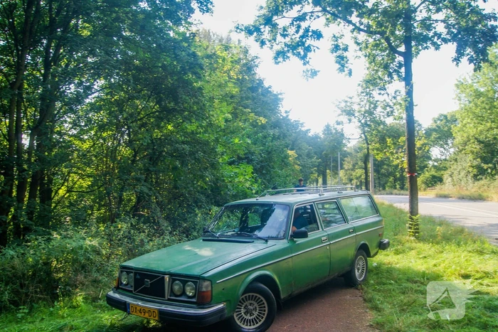 Kinderen ontdekken te water geraakte oude volvo