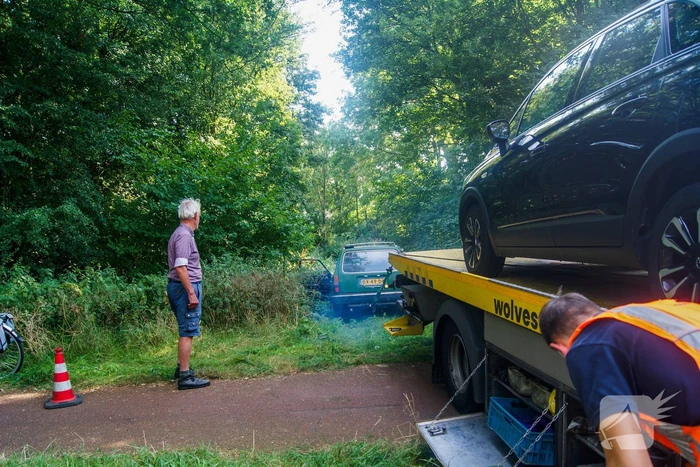 Kinderen ontdekken te water geraakte oude volvo
