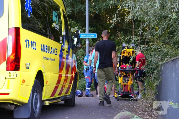 Twee scooterrijders met elkaar in botsing