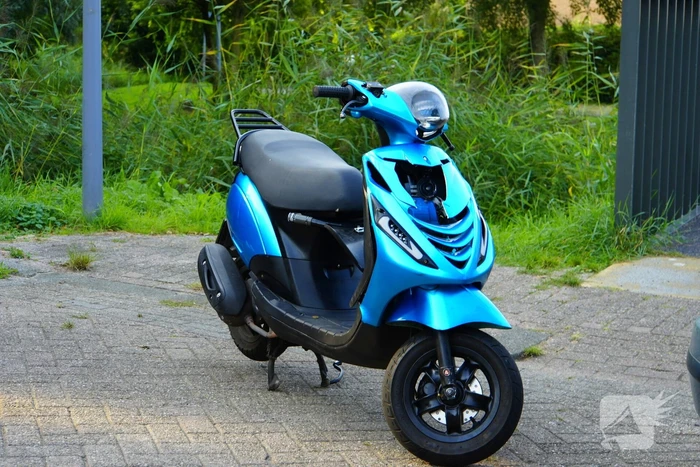 Twee scooterrijders met elkaar in botsing