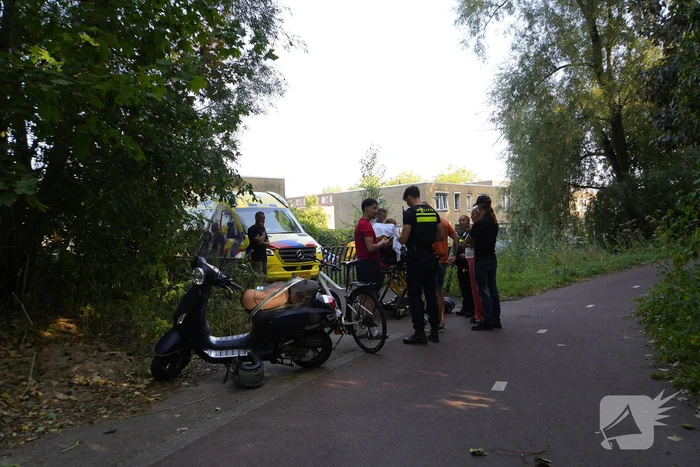 Twee scooterrijders met elkaar in botsing