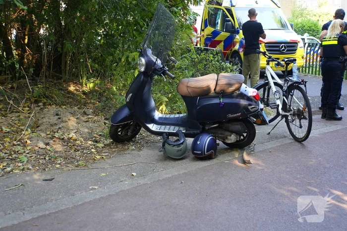 Twee scooterrijders met elkaar in botsing