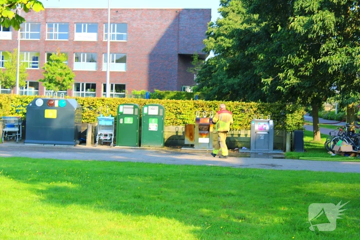Brandweer blust brand in container