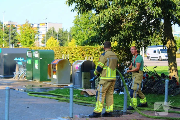Brandweer blust brand in container