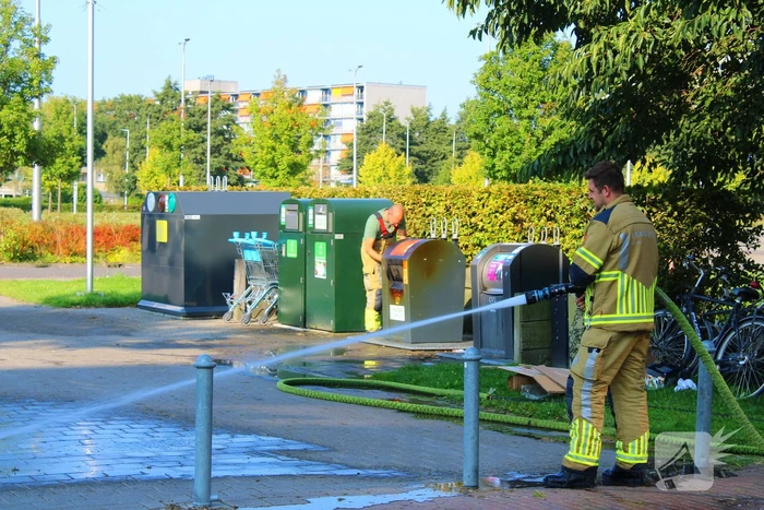 Brandweer blust brand in container