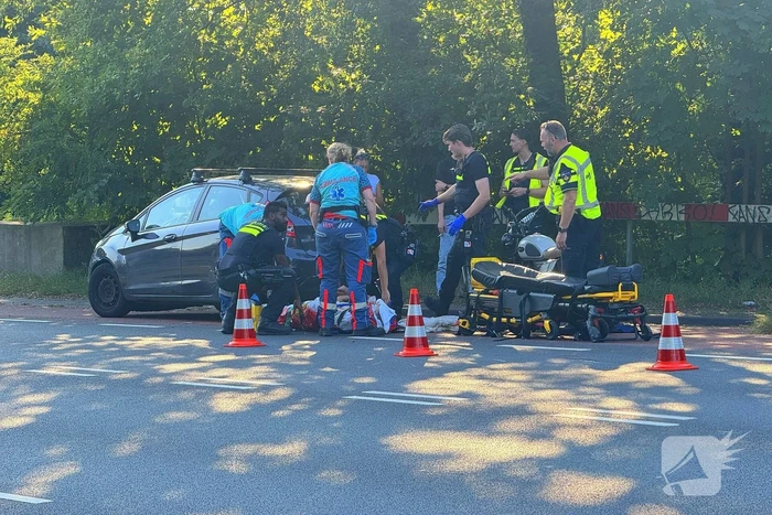Automobilist schept motorrijder