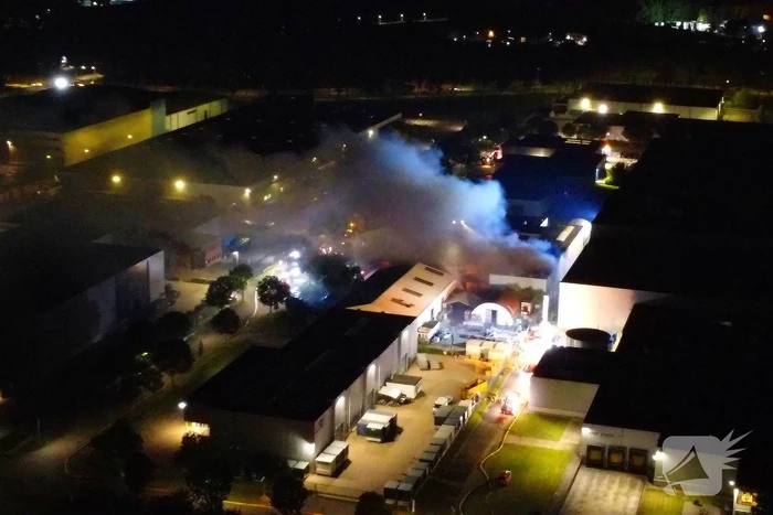 Zeer grote uitslaande brand in bedrijspand