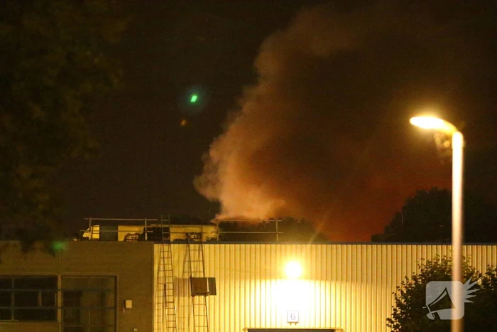 Zeer grote uitslaande brand in bedrijspand
