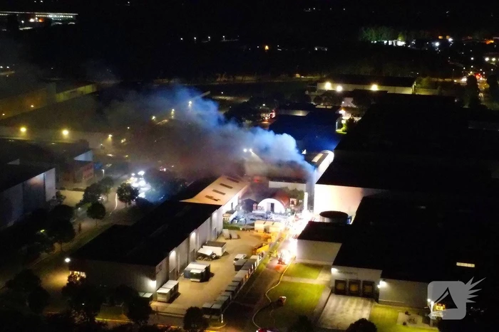 Zeer grote uitslaande brand in bedrijspand