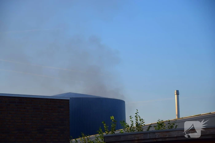 Brand in bedrijf veroorzaakt zwarte rookpluimen
