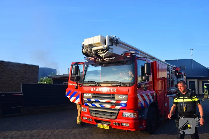 Brand in bedrijf veroorzaakt zwarte rookpluimen