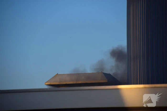 Brand in bedrijf veroorzaakt zwarte rookpluimen